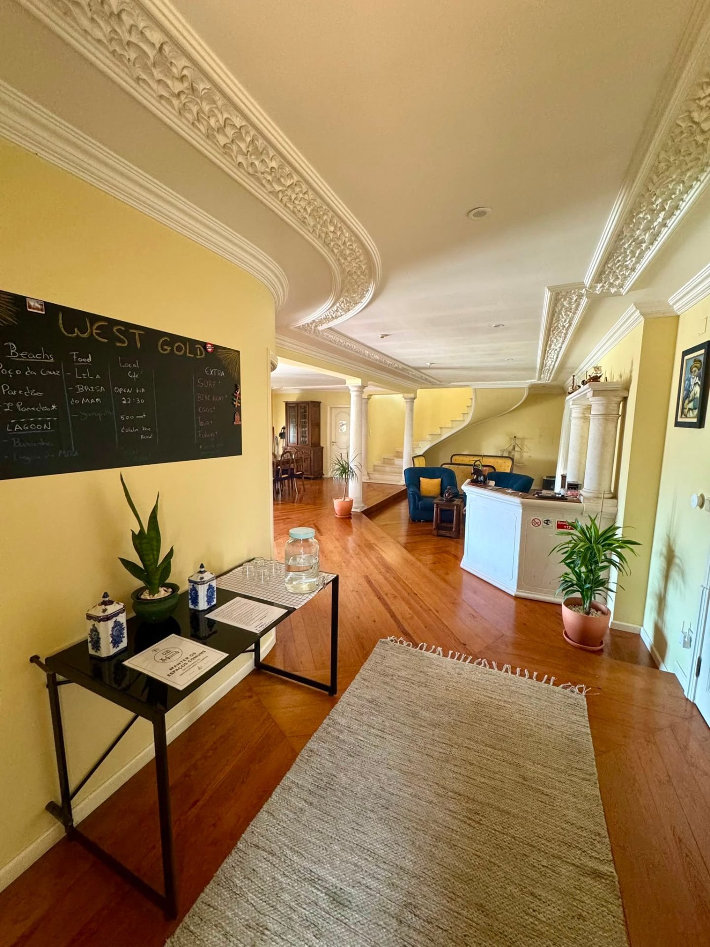 Entrada da West Gold com quadro de boas-vindas