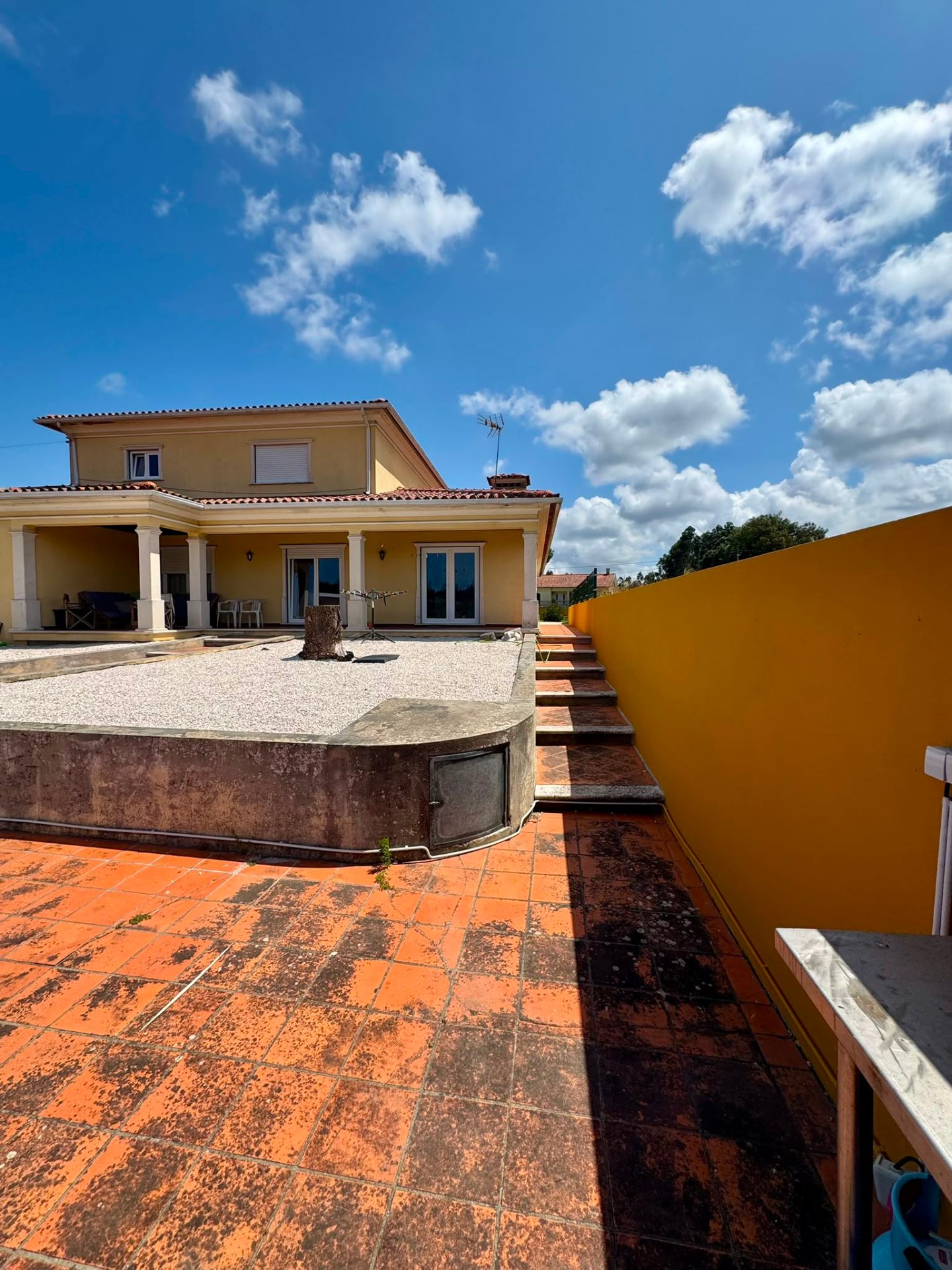 Exterior · pátio e fachada
