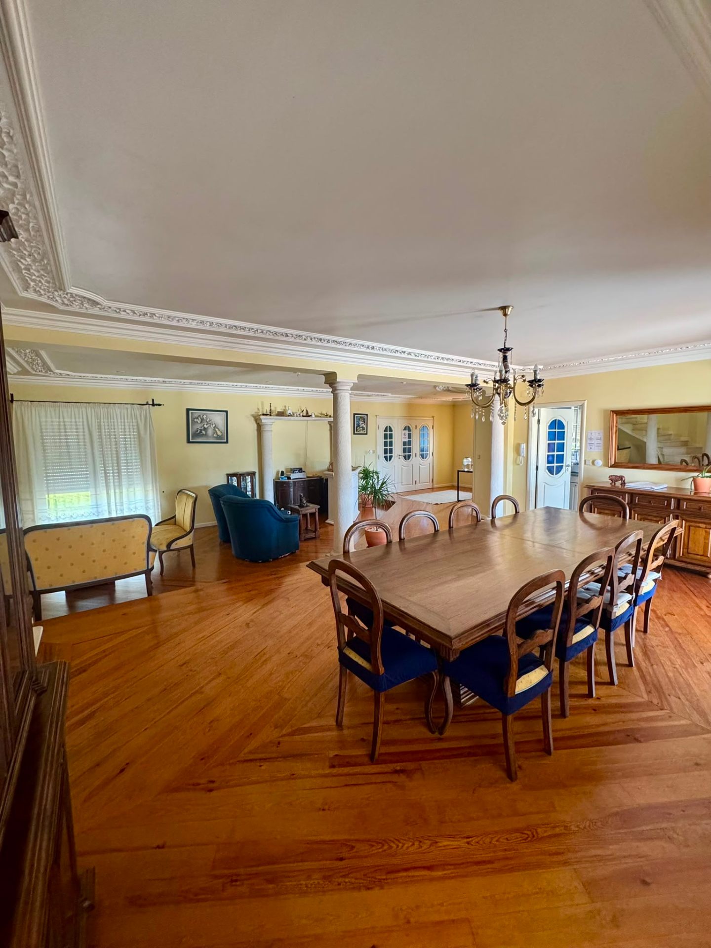 Sala de jantar partilhada com mesa grande de madeira